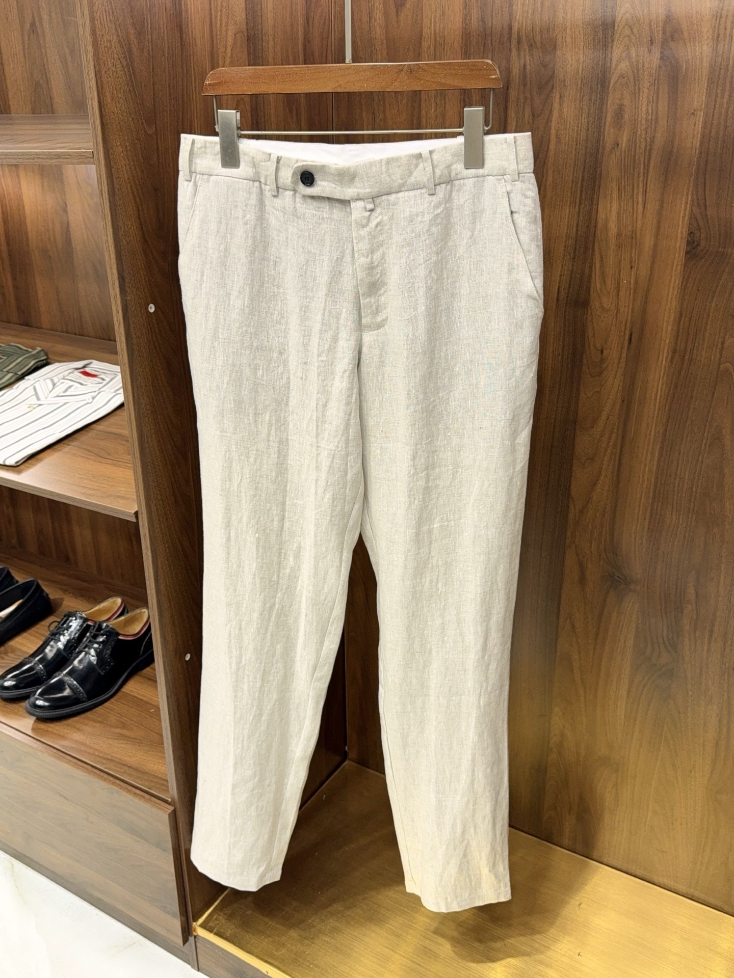 NO:903293,【LP family linen series!  Select high-quality linen fiber fabrics, slightly wide version, original hardware products casual trousers] LP family linen casual trousers.  LP's classic linen series is newly released. The original replica version is paired with customized hardware accessories to create an Italian-style relaxed summer outfit. High-purity and high-quality linen fiber fabrics are selected, with natural texture wrinkles, and the upper body has a transparent and cool feeling, which absorbs moisture.  It has excellent moisture wicking performance and is not stuffy or sticky when worn in high temperature environments. The natural fiber has basic UV resistance, which makes outdoor travel more secure. The fabric does not need to be ironed deliberately, and the casual texture has a lazy atmosphere, and it has a warm and aged texture as you wear it.  The nine-point pants are neat and slightly wide, with a loose crotch that hides the flesh. The legs are soft and slightly released from top to bottom, modifying the leg shape and weakening the shortcomings of the body such as false crotch width and leg curvature. The length of the nine-point pants exposes the ankles, which is refreshing and neat without dragging. The waistband retains the standard trousers placket and is matched with the brand's original custom hardware buttons. The texture is delicate and wear-resistant. It is equipped with practical pockets on both sides. The wiring is neat and firm, without unnecessary fancy design, simple and advanced.  Three soft colors are available, including retro turmeric, gentle khaki, and native hemp white. The low-saturated colors are suitable for all kinds of tops. They are very harmonious when paired with Cuban collar linen shirts, hollow knitted POLOs, and casual suits. They can be used in commuting, vacations, daily meetings, and other scenes.  The entire trousers are well-tailored, with a moderate drape that won’t sag against the legs, and won’t harden or deform after being washed, taking into account both appearance and durability. The original details are completely reproduced, from the fabric texture to the hardware and accessories. They are an indispensable and versatile item for men’s summer wardrobe, and can easily create a high-end and simple mature male look. 42-56 will arrive the next day, men’s clothing, loro piana, shirts, business suit,19860909【LP家亚麻系列！甄选优质亚麻纤维面料微阔版型原版五金制品休闲长裤】LP家亚麻休闲长裤. LP家经典亚麻系列重磅上新,原版复刻版型搭配定制五金配件,打造意式夏日松弛穿搭.甄选高纯度优质亚麻纤维面料,自带天然肌理褶皱,上身自带通透凉感,吸湿排汗性能优异,高温环境穿着不闷不粘,天然纤维自带基础抗紫外线能力,户外出行更安心.面料无需刻意熨烫,随性肌理自带慵懒氛围感,越穿越有温润做旧质感. 利落微阔九分裤型,胯部宽松适度藏肉,裤管自上而下柔和微放,修饰腿型,弱化假胯宽、腿弯等身材短板,九分裤长露出脚踝,清爽利落不拖沓.腰头保留标准西裤门襟,搭配品牌原版定制五金纽扣,质感细腻耐磨,两侧配置实用插袋,走线工整牢固,无多余花哨设计,简约高级. 三色柔和色系可选,复古姜黄、温柔卡其、原生麻白,低饱和色调适配各类上衣.搭配古巴领亚麻衬衫、镂空针织POLO、休闲西装都十分和谐,通勤、度假、日常会客等场景均可驾驭. 整件裤子剪裁考究,垂坠适中不会软塌贴腿,水洗后不易发硬变形,兼顾颜值与耐穿度.完整复刻原版细节,从面料肌理到五金辅料全部同步,是男士夏季衣柜不可或缺的百搭单品,轻松打造高级简约的成熟型男造型.42-56隔天到货,男装,loro piana,shirts,business suit,,Women's clothing