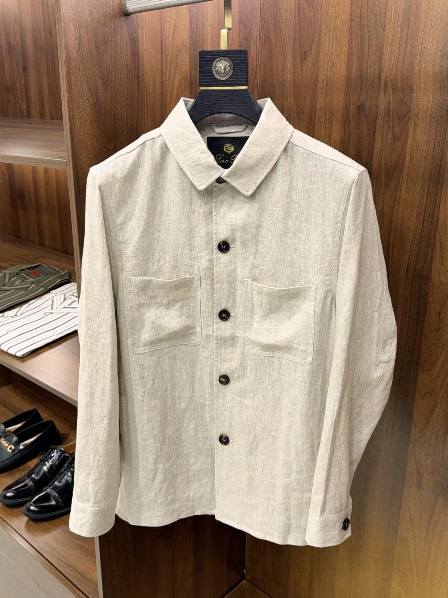 NO:903286,【LP family linen series!  Selection of high-quality linen fiber fabrics, work wear style, generous collar design, button style shirt style linen jacket] LP family linen work wear shirt jacket.  LP's classic linen series of workwear jackets are new, one piece that can be worn in various scenes in spring and summer. The high-purity and high-quality linen fiber fabrics are selected, with natural bamboo texture, full of breathability and heat dissipation properties, the upper body has a cooling feeling, moisture wicking does not make the skin stuffy, and the natural UPF protection meets the sun protection needs of daily travel. The fabric has a casual pleated texture, no ironing is required, and the texture will settle down and soften as you wear it, giving you a retro and relaxed atmosphere.  The simple and generous square collar has soft and neat lines, weakening the toughness of work clothes, and taking into account both casual and light business temperament. The fully button placket is matched with customized dark-textured buttons, which are solid and not easy to fall off; the double patch pocket workwear design on the chest takes into account storage practicality and visual hierarchy. The long-sleeved cuffs have adjustable buttons, so you can put down the formal attire for commuting, and the rolled-up sleeves are refreshing and casual when traveling. The slightly loose shoulder-drop version is not tight and restricts the body shape, and is highly tolerant to all types of body shapes.  Three retro low-saturated colors, retro turmeric, native khaki, and hemp white, with soft tones that are not picky about skin tone. It can be worn alone as a casual shirt, with a suit on the outside to create a layered look. The knitted Polo underneath is suitable for cool mornings and evenings. The bottoms are harmonious with the same series of linen trousers and casual shorts, and are suitable for vacations, commuting, and daily travel.  The whole piece completely restores the original tailoring details, with neat lines and is washable and wear-resistant. The linen fabric is not prone to hardening and pilling after long-term wear. There is no unnecessary complicated decoration, relying on the natural fabric texture and classic workwear style. It is a versatile item for men's spring and summer wardrobe, and can easily create Italian simple and high-end outfits. 48-56 will arrive the next day, men's clothing, loro piana, shorts, jackets & coats, shirts, business suits,19860909【LP家亚麻系列！甄选优质亚麻纤维面料工装款大方领设计纽扣款衬衫式亚麻外套】 LP家亚麻工装衬衫外套. LP家经典亚麻系列工装外套上新,一件解锁春夏多场景穿搭.甄选高纯度优质亚麻纤维面料,自带天然竹节肌理,透气散热属性拉满,上身自带凉感,吸湿排汗不闷肤,天然UPF防护力满足日常出行防晒需求.面料自带随性褶皱质感,无需熨烫,随穿着沉淀柔和旧化肌理,越穿越有复古松弛氛围. 简约大方领线条柔和利落,弱化工装硬朗感,兼顾休闲与轻商务气质.全开纽扣门襟搭配定制深色质感纽扣,做工扎实不易脱落；胸前双贴袋工装设计,兼顾收纳实用性与视觉层次,长袖袖口可调节纽扣,通勤可放下正装得体,出游挽袖清爽随性.微宽松落肩版型,不紧绷束缚身形,对各类身材包容度高. 三色复古低饱和配色,复古姜黄、原生卡其、麻本白,色调柔和不挑肤色.单穿可作休闲衬衫,外搭西装打造层次穿搭,内搭针织Polo适配微凉早晚,下装搭配同系列亚麻长裤、休闲短裤皆和谐,度假、通勤、日常出行都适配. 整件单品完整还原原版剪裁细节,走线工整耐洗耐磨,亚麻面料久穿不易发硬起球.无多余繁杂装饰,依靠天然面料质感与经典工装版型取胜,是男士春夏衣橱百搭刚需单品,轻松打造意式简约高级穿搭.48-56隔天到货,男装,loro piana,shorts,jackets & coats,shirts,business suit,,Women's clothing