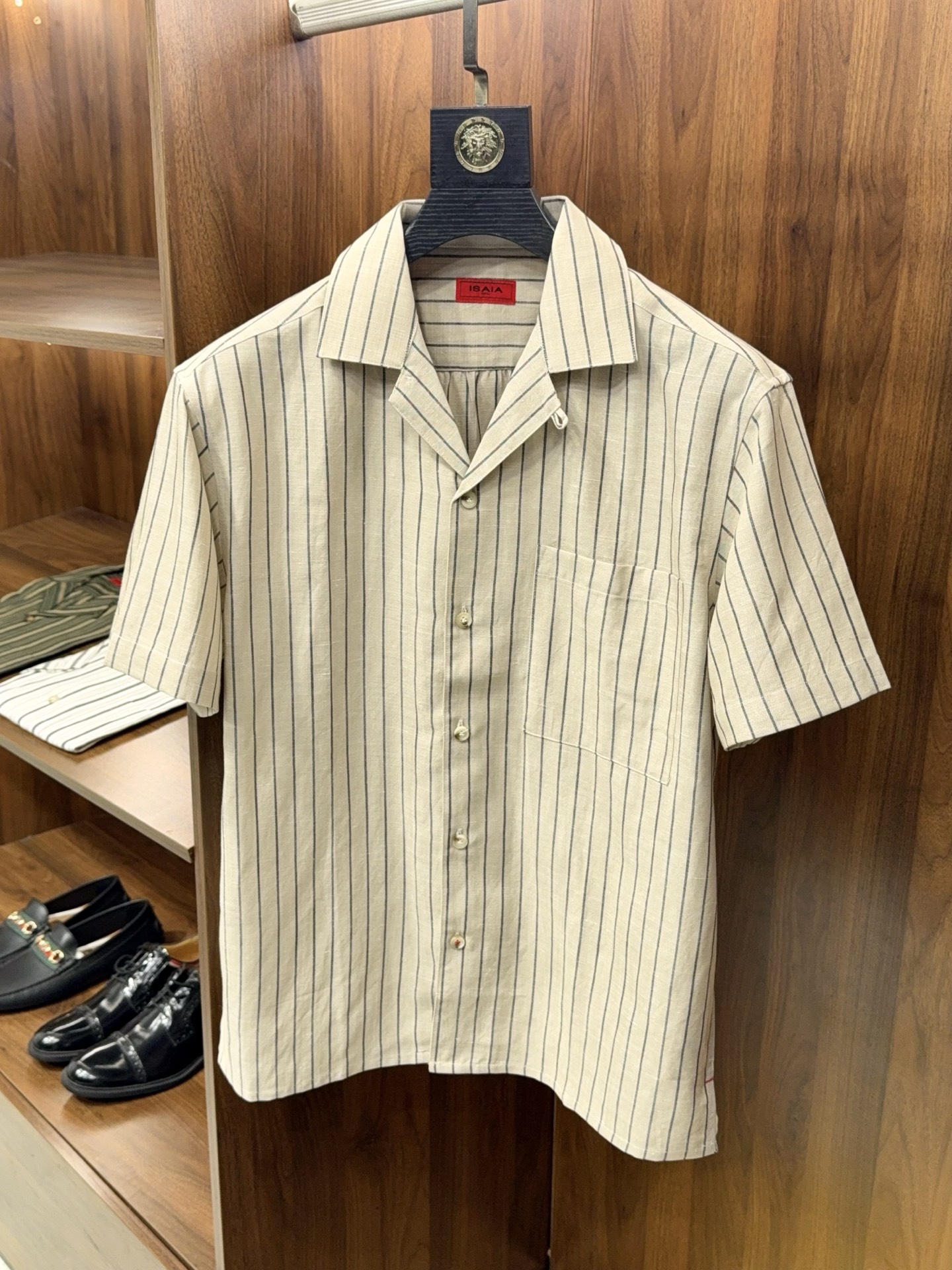 NO:903302,[The little red label is here!  Retro Cuban collar design three-dimensional embroidered logo red coral vertical stripes linen lyocell fiber slightly wide version short-sleeved shirt] small red label retro striped Cuban collar shirt.  The popular Little Red Label series is newly launched, creating Italian-style relaxed retro wear. The fabric is made of linen and lyocell fiber blended material, which combines the natural breathability and coolness of linen and the smooth drape advantages of lyocell. It has a delicate texture, is moisture-wicking and non-sticky, and remains refreshing and comfortable for long-term wear in hot summers. It is also anti-wrinkle and easy to care for, and will not easily deform or harden after washing.  The classic Cuban collar placket design and soft V-neck lines modify the neck, getting rid of the formal formality and filling the lazy atmosphere. The fine vertical stripes are simple and eye-catching, and the navy blue contrasting white and the thin blue stripes on the rice base are retro and soft. The sides of the body are decorated with three-dimensional embroidered small red logos, low-key and hidden brand details, exquisite and unobtrusive. The slightly wide and loose tailoring does not restrict the body shape, and is highly tolerant to all kinds of body shapes. The one-side patch pocket is both practical and simple in appearance, and the natural texture buttons enhance the overall sophistication.  The style is loose and neat, and it brings a holiday atmosphere when worn alone. It is suitable for light business scenes when paired with casual suits. It is suitable for pairing with linen trousers, casual shorts, and straight jeans. It can be used for commuting, traveling, and afternoon tea. The natural blended fabric will form a soft and natural aged texture with wear, and it will have a taste as you wear it. There is no excess.  The complex design relies on striped texture and classic Cuban style to win, taking into account both texture and practicality. It is a versatile and evergreen item in men's summer wardrobe, and can easily create a high-end relaxed male look. M-3XL arrives next day, men's clothing, shorts, shirts, T-shirt, business  suit,19860909【小红标来了哦！复古古巴领设计立体刺绣标志红珊瑚竖条纹亚麻莱赛尔纤维微阔版型短袖衬衫】小红标复古条纹古巴领衬衫. 人气小红标系列全新上线,打造意式松弛复古穿搭.面料采用亚麻搭配莱赛尔纤维混纺材质,融合亚麻天然透气凉感与莱赛尔顺滑垂坠优势,自带细腻肌理,吸湿排汗不粘身,高温夏日久穿依旧清爽舒适,同时具备抗皱易打理的特性,水洗不易变形发硬. 经典古巴领开襟设计,柔和V领线条修饰脖颈,摆脱正装拘谨感,慵懒氛围拉满.细密竖条纹配色简约耐看,藏青撞白、米底细蓝条纹两款色调复古柔和,衣身侧边点缀立体刺绣小红标标识,低调暗藏品牌细节,精致不张扬.微阔宽松剪裁不束缚身形,对各类身材包容度高,单侧贴袋兼顾实用与简约观感,天然质感纽扣提升整体精致度. 版型宽松利落,单穿自带度假氛围感,外搭休闲西装适配轻商务场景,搭配亚麻长裤、休闲短裤、直筒牛仔都适配,通勤、出游、下午茶均可驾驭.天然混纺面料会随穿着形成柔和自然的做旧质感,越穿越有味道.无多余繁杂设计,依靠条纹肌理与经典古巴领取胜,兼顾质感与实穿性,是男士夏季衣柜百搭常青款,轻松打造高级松弛型男造型.M-3XL隔天到货,男装,shorts,shirts,T-shirt,business suit,,Women's clothing