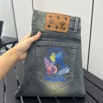 lv autumn and winter European counter new style, super A purchasing level overseas trading company order supply, top-level original single high-end men's customized fashionable slim straight jeans. Color: Picture Color Size: 28-36 Fabric: Tanning Washed Jeans! Luxury experience. Customer-supply trade channels. The simple and charming classic trousers are made of customer-supply denim jeans. The texture is thick, comfortable and breathable. The high-quality craftsmanship cutting is first-class, the overall design is very exquisite, the handcuffed edge design is tightly slit, and the use of the lever-collecting needle edge sealing technology to highlight the brand's luxury inner charm. The brand logo words are full and thick, and the chiseled buttons are thick and rigorous. This mediocre trousers brings a new fashion taste! Auxiliary materials: complete three standards 1 lv autumn and winter European counter new style, super A purchasing level overseas trading company order supply, top-level original single high-end men’s customized fashionable slim straight jeans. Color: Picture Color Size: 28-36 Fabric: Tanning Washed Jeans! Luxury experience. Customer-supply trade channels. The simple and charming classic trousers are made of customer-supply denim jeans. The texture is thick, comfortable and breathable. The high-quality craftsmanship cutting is first-class, the overall design is very exquisite, the handcuffed edge design is tightly slit, and the use of the lever-collecting needle edge sealing technology to highlight the brand’s luxury inner charm. The brand logo words are full and thick, and the chiseled buttons are thick and rigorous. This mediocre trousers brings a new fashion taste! Auxiliary materials: complete three standards