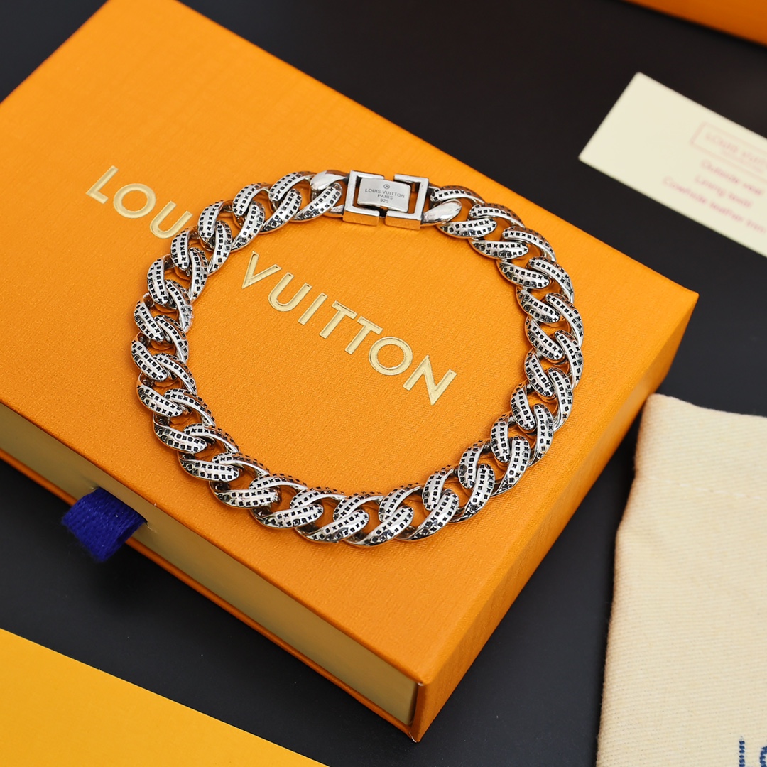 爆款lv手链 【 LV做旧手链🔹🔹Louis Vuitton 路易威登 🔹材质 款 设计独特 复古前卫 5