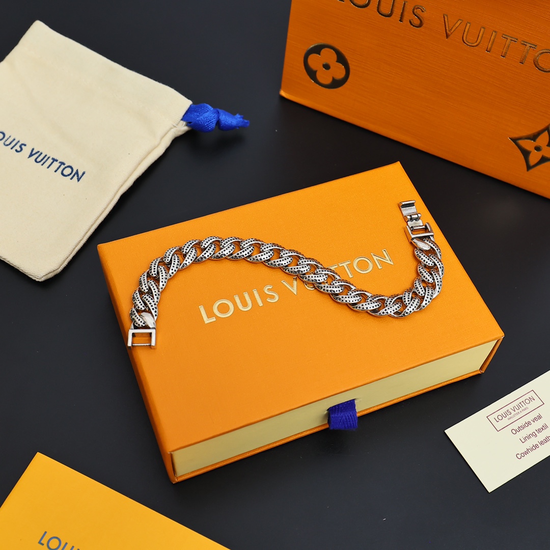 爆款lv手链 【 LV做旧手链🔹🔹Louis Vuitton 路易威登 🔹材质 款 设计独特 复古前卫 2