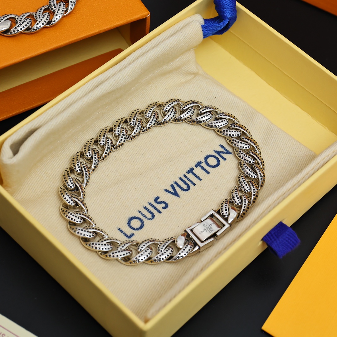 爆款lv手链 【 LV做旧手链🔹🔹Louis Vuitton 路易威登 🔹材质 款 设计独特 复古前卫 4