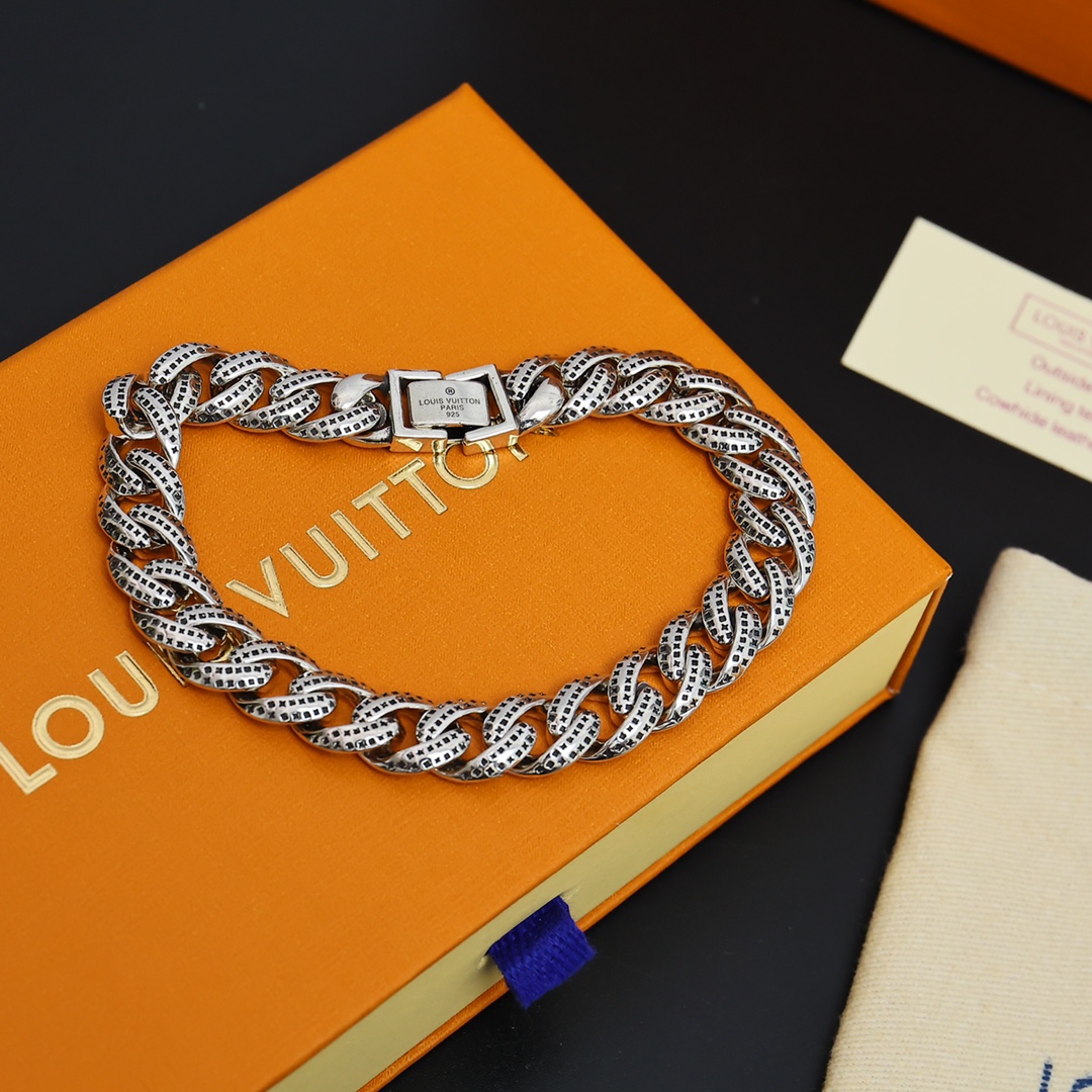爆款lv手链 【 LV做旧手链🔹🔹Louis Vuitton 路易威登 🔹材质 款 设计独特 复古前卫 3