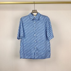 👔 迪奥Oblique老花短袖衬衫Dior(迪奥)经典的Oblique老花系列单品。采用经典翻领+短袖廓 👔 迪奥Oblique老花短袖衬衫Dior(迪奥)经典的Oblique老花系列单品。采用经典翻领+短袖廓