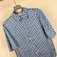 👔 迪奥Oblique老花短袖衬衫Dior(迪奥)经典的Oblique老花系列单品。采用经典翻领+短袖廓 👔 迪奥Oblique老花短袖衬衫Dior(迪奥)经典的Oblique老花系列单品。采用经典翻领+短袖廓