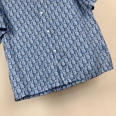 👔 迪奥Oblique老花短袖衬衫Dior(迪奥)经典的Oblique老花系列单品。采用经典翻领+短袖廓 👔 迪奥Oblique老花短袖衬衫Dior(迪奥)经典的Oblique老花系列单品。采用经典翻领+短袖廓