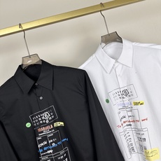 MM6 Maison Margiela,中长款长袖印花衬衫标志性解构美学与街头艺术风格的融合之作。它采用 MM6 Maison Margiela,中长款长袖印花衬衫标志性解构美学与街头艺术风格的融合之作。它采用