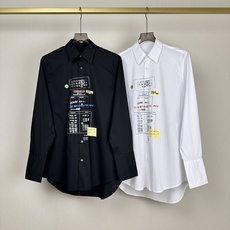 MM6 Maison Margiela,中长款长袖印花衬衫标志性解构美学与街头艺术风格的融合之作。它采用 MM6 Maison Margiela,中长款长袖印花衬衫标志性解构美学与街头艺术风格的融合之作。它采用