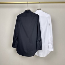 MM6 Maison Margiela,中长款长袖印花衬衫标志性解构美学与街头艺术风格的融合之作。它采用 MM6 Maison Margiela,中长款长袖印花衬衫标志性解构美学与街头艺术风格的融合之作。它采用