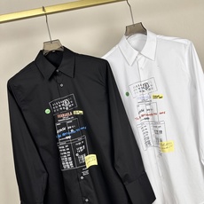 MM6 Maison Margiela,中长款长袖印花衬衫标志性解构美学与街头艺术风格的融合之作。它采用 MM6 Maison Margiela,中长款长袖印花衬衫标志性解构美学与街头艺术风格的融合之作。它采用