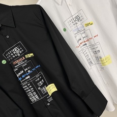 MM6 Maison Margiela,中长款长袖印花衬衫标志性解构美学与街头艺术风格的融合之作。它采用 MM6 Maison Margiela,中长款长袖印花衬衫标志性解构美学与街头艺术风格的融合之作。它采用