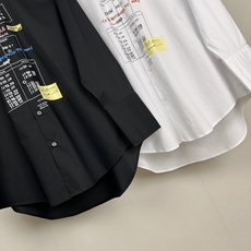 MM6 Maison Margiela,中长款长袖印花衬衫标志性解构美学与街头艺术风格的融合之作。它采用 MM6 Maison Margiela,中长款长袖印花衬衫标志性解构美学与街头艺术风格的融合之作。它采用