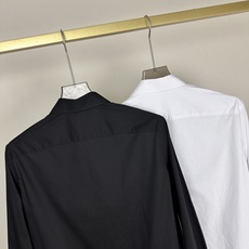 MM6 Maison Margiela,中长款长袖印花衬衫标志性解构美学与街头艺术风格的融合之作。它采用 MM6 Maison Margiela,中长款长袖印花衬衫标志性解构美学与街头艺术风格的融合之作。它采用