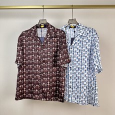 (LV)Monogram老花满印短袖衬衫,标志性设计与夏日休闲风格的结合之作。古巴领(V领翻领)+短袖的 (LV)Monogram老花满印短袖衬衫,标志性设计与夏日休闲风格的结合之作。古巴领(V领翻领)+短袖的