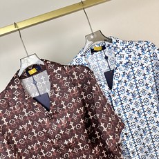 (LV)Monogram老花满印短袖衬衫,标志性设计与夏日休闲风格的结合之作。古巴领(V领翻领)+短袖的 (LV)Monogram老花满印短袖衬衫,标志性设计与夏日休闲风格的结合之作。古巴领(V领翻领)+短袖的