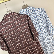(LV)Monogram老花满印短袖衬衫,标志性设计与夏日休闲风格的结合之作。古巴领(V领翻领)+短袖的 (LV)Monogram老花满印短袖衬衫,标志性设计与夏日休闲风格的结合之作。古巴领(V领翻领)+短袖的