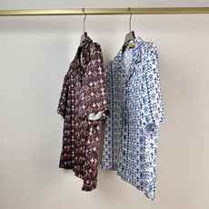 (LV)Monogram老花满印短袖衬衫,标志性设计与夏日休闲风格的结合之作。古巴领(V领翻领)+短袖的 (LV)Monogram老花满印短袖衬衫,标志性设计与夏日休闲风格的结合之作。古巴领(V领翻领)+短袖的