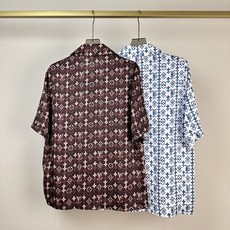 (LV)Monogram老花满印短袖衬衫,标志性设计与夏日休闲风格的结合之作。古巴领(V领翻领)+短袖的 (LV)Monogram老花满印短袖衬衫,标志性设计与夏日休闲风格的结合之作。古巴领(V领翻领)+短袖的