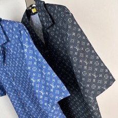 路易威登(Louis Vuitton)的Monogram老花满印短袖古巴领衬衫,以品牌标志性的Monog 路易威登(Louis Vuitton)的Monogram老花满印短袖古巴领衬衫,以品牌标志性的Monog