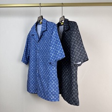 路易威登(Louis Vuitton)的Monogram老花满印短袖古巴领衬衫,以品牌标志性的Monog 路易威登(Louis Vuitton)的Monogram老花满印短袖古巴领衬衫,以品牌标志性的Monog
