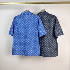 路易威登(Louis Vuitton)的Monogram老花满印短袖古巴领衬衫,以品牌标志性的Monog 路易威登(Louis Vuitton)的Monogram老花满印短袖古巴领衬衫,以品牌标志性的Monog