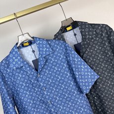 路易威登(Louis Vuitton)的Monogram老花满印短袖古巴领衬衫,以品牌标志性的Monog 路易威登(Louis Vuitton)的Monogram老花满印短袖古巴领衬衫,以品牌标志性的Monog