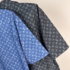 路易威登(Louis Vuitton)的Monogram老花满印短袖古巴领衬衫,以品牌标志性的Monog 路易威登(Louis Vuitton)的Monogram老花满印短袖古巴领衬衫,以品牌标志性的Monog