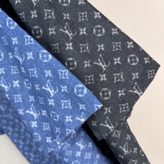 路易威登(Louis Vuitton)的Monogram老花满印短袖古巴领衬衫,以品牌标志性的Monog 路易威登(Louis Vuitton)的Monogram老花满印短袖古巴领衬衫,以品牌标志性的Monog