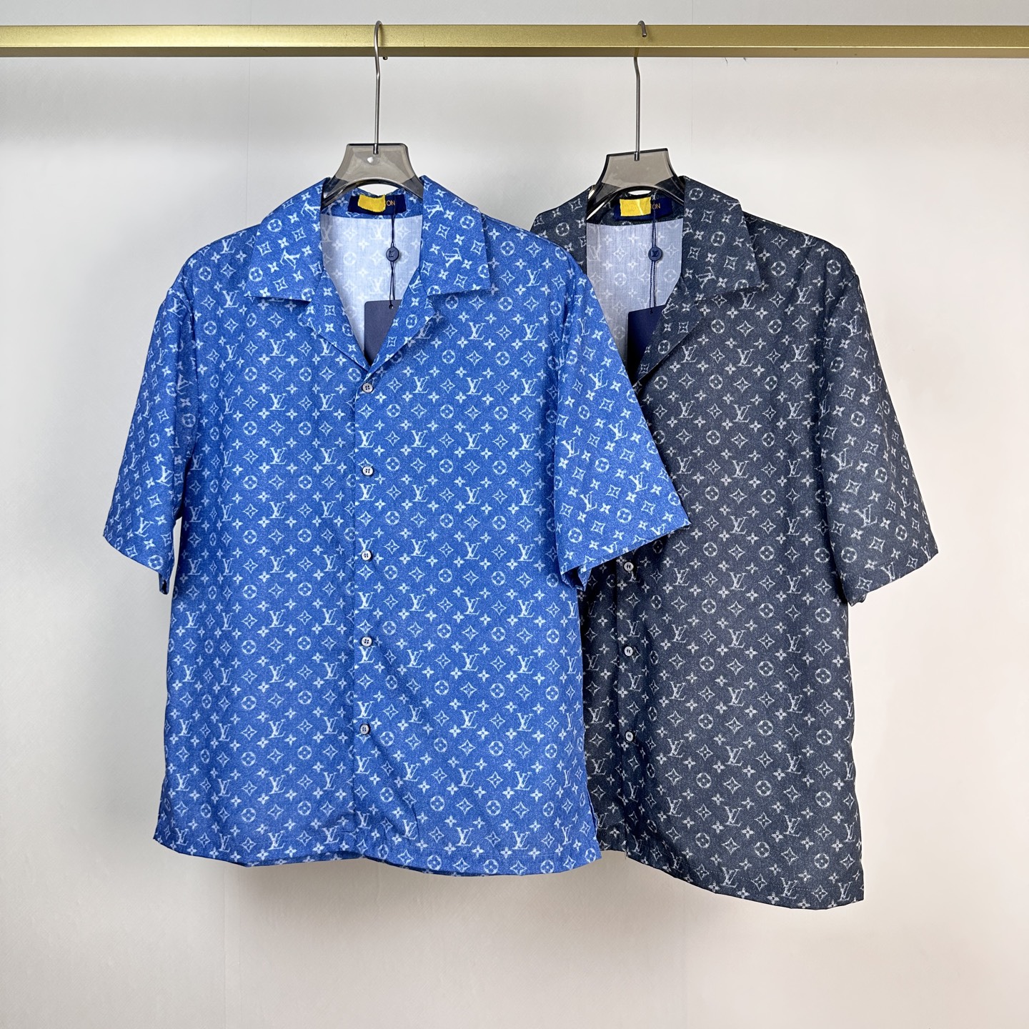 路易威登（Louis Vuitton）的Monogram老花满印短袖古巴领衬衫，以品牌标志性的Monog