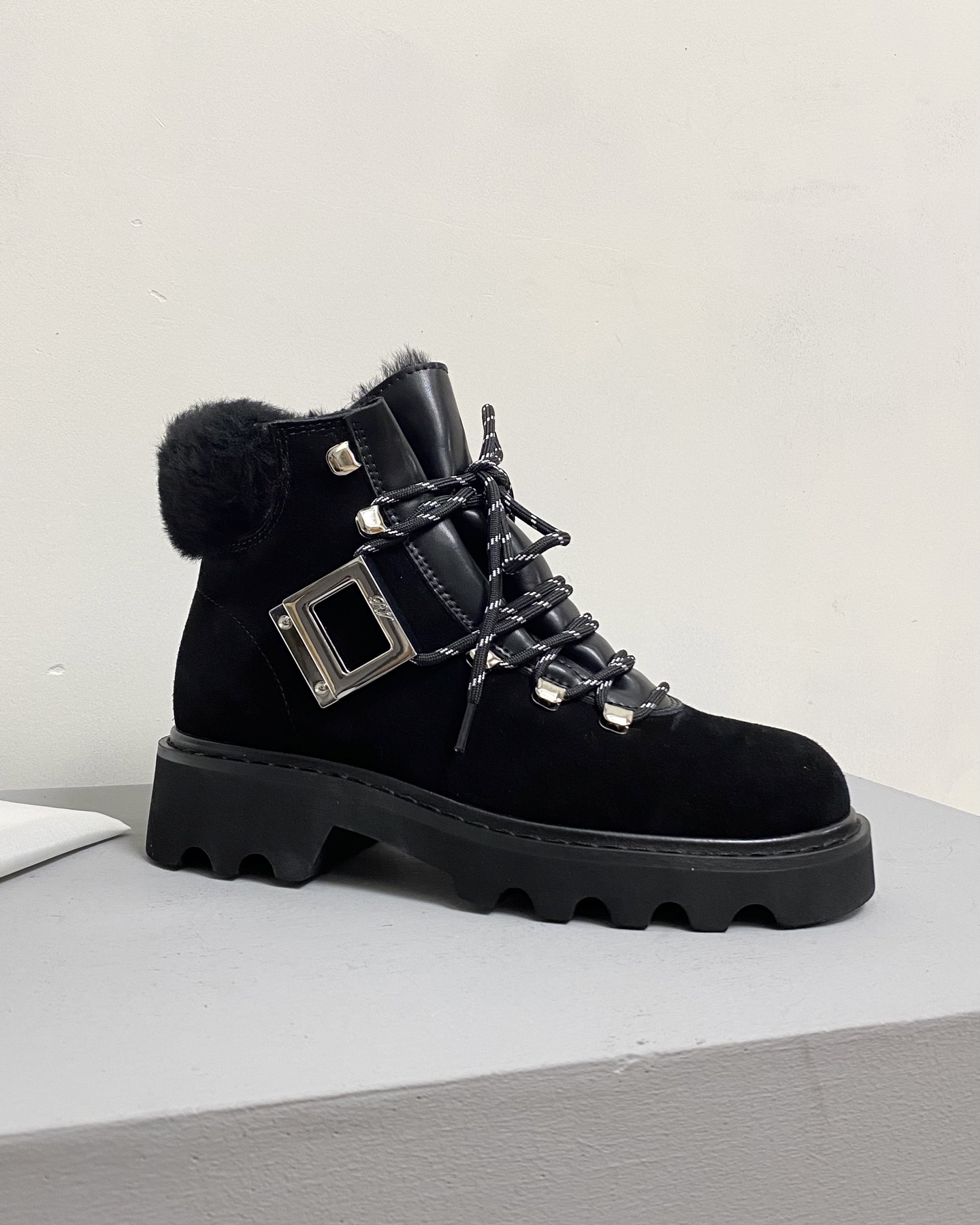 NO:631000,Material introduction: Imported cow suede upper, tongue part is calfskin, pleated design is casual and relaxed, inner insole is made of wool, leather welt + I outsole. Size 35 36 37 38 39, fixed at 40. Boots, boots, cowhide, chamois leather19860909材质介绍进口牛麂皮鞋面,鞋舌部分是小牛皮,褶皱设计随性松弛,内里鞋垫均为羊毛,真皮沿条+I大底. 码数35 36 37 38 39,定40.,靴子,boots,cowhide,chamois leather,Women's Shoes