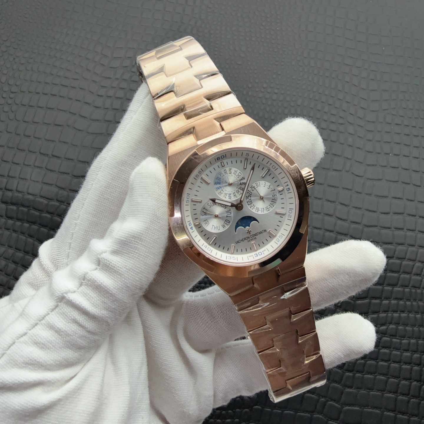 💰520品牌:江诗丹顿Vacheron Constantin♣️纵横四海 高雅品位 热卖爆款 超高性价比 多功能新品手表 精品男士腕表 精湛做工 真牛皮表带🚦配全自动机芯♣️品质保证  瑞士洗花工艺矿物质 防刮蓝宝石 高通透  脱俗气质  应对任何场合都有强大的气场 实物动人 经典永恒  卓越品质 尺寸:直径42mm 热卖上市 欢迎转载!  皮带✔️ 胶带✔️钢带✔️均有