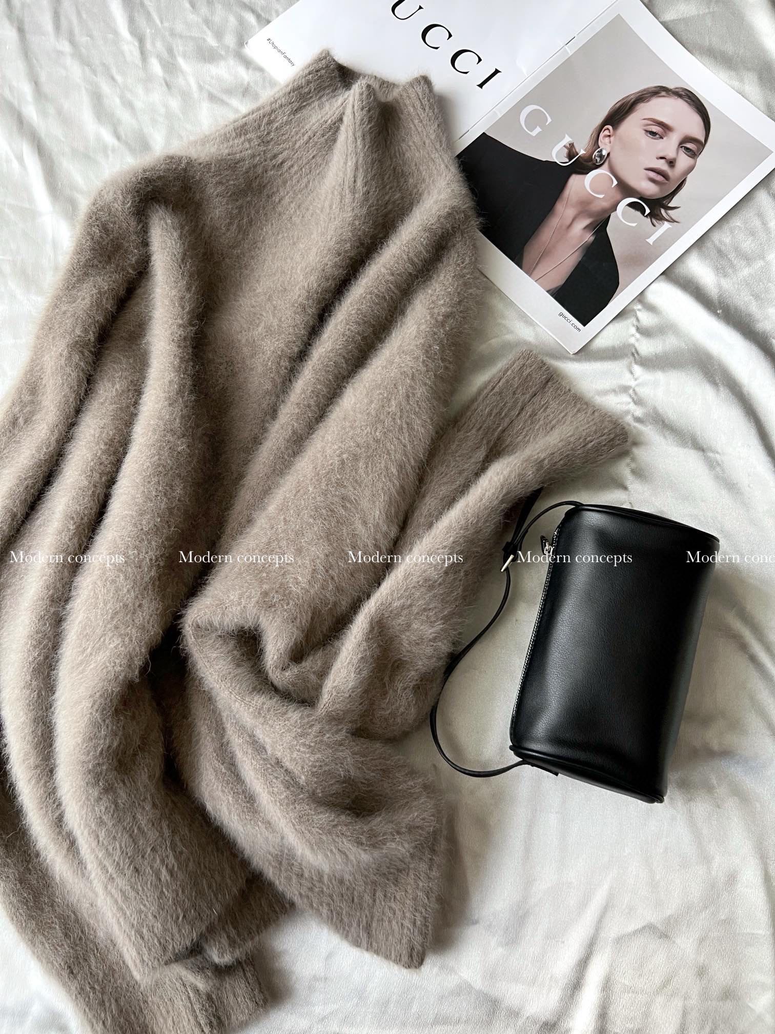 NO:316014,The ecstatic fox fur sweater with autumn renewal fabric is super warm and feels huge and comfortable. Abandon complexity and return to the authenticity. High-end fabrics only require minimalist design to show their unique temperament. Soft texture. The upper body is not tying at all. The gentle hug of fur comes with a soft light filter!  The casual shoulders are easy to grasp the casual and lazy atmosphere... sizesm, sweaters, alexander wang19860909秋日焕新面料控狂喜的狐狸绒毛衣 超级保暖 手感也是巨巨巨舒服.摒弃繁复 回归本真 高奢的面料 只需要极简设计就能展现独有的气质.软糯的质感 上身完全不扎身 狐狸绒的温柔拥抱 自带柔光滤镜！随性的落肩 将随性与慵懒氛围感轻松拿捏… sizesm,,sweaters,alexander wang,Women's clothing