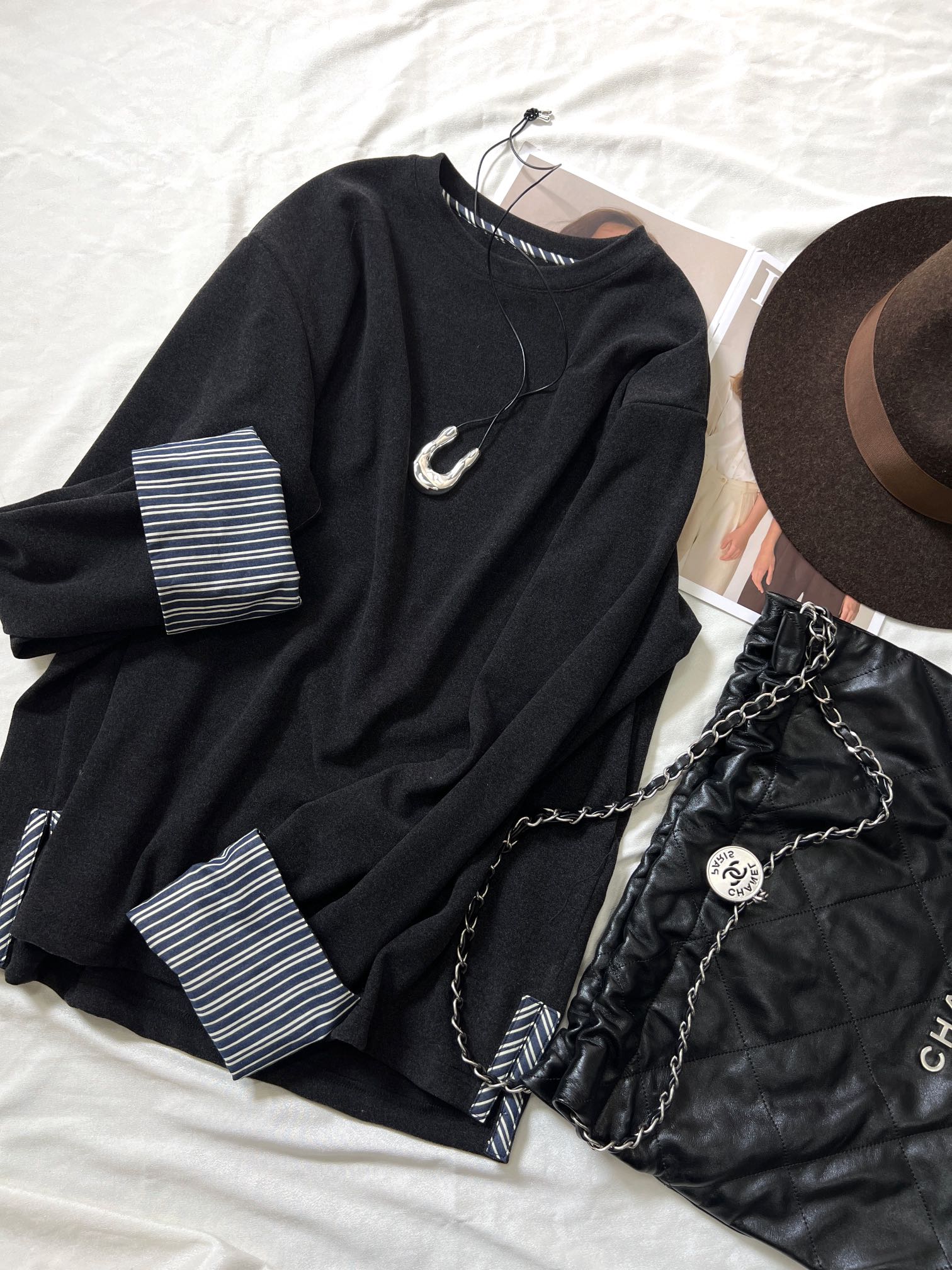 NO:314744,Refreshing autumn and winter long-sleeved T-shirt, super soft, comfortable and skin-friendly fabric, close to the body and zero burden. Classic round neck design, easy to control when wearing it alone. The straight-shoulder cut that does not pick the face makes it look more casual and lazy. The sleeve striped contrasting color design of the cuffs makes the monotonous base shirt look dull!  Soft fabric and style combined with upper body are unrestrained, and are a must-have item that can be worn in many seasons... sizesml, tees, t-shirt, alexander wang19860909秋日焕新秋冬长袖T恤,超柔软舒适亲肤的面料 贴身零负担.经典圆领设计 单穿叠穿都好驾驭 不挑脸的落肩直身剪裁 更显随性慵懒.袖口的翻袖条纹撞色设计,让单调的打底衫 一扫沉闷！柔软面料和版型结合上身无束缚,是多季节可穿的刚需单品… sizesml,,tees，t-shirt,alexander wang,Women's clothing