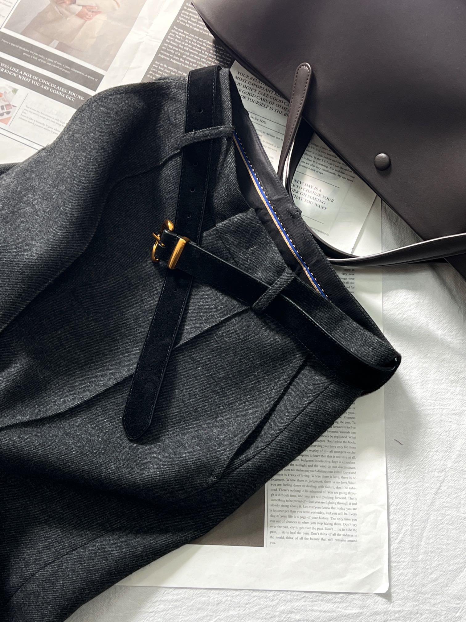 NO:314173,New wool straight cropped trousers in autumn and winter!  Good clothes are not picky!  Wide-legged low waist design, three-dimensional tailoring can well balance the legs with better space, and a good modification of leg shape, slimming and tangible, elegant and expensive!  Super cost-effective. Each pair of pants comes with a row style pure cowhide belt!  Golden buckle suede surface, super textured!  sizesml, cowhide,chamois leather,alexander wang19860909秋冬新品羊毛直筒七分裤！好穿不挑人！阔腿低腰设计 立体剪裁能够很好的平衡腿比空间 怡到好处的修饰腿型 显瘦有形 优雅显贵！超高性价比 每条裤 子附赠row风纯牛皮腰带！金色扣头麂皮面 超有质感！ sizesml,,cowhide,chamois leather,alexander wang,Women's clothing