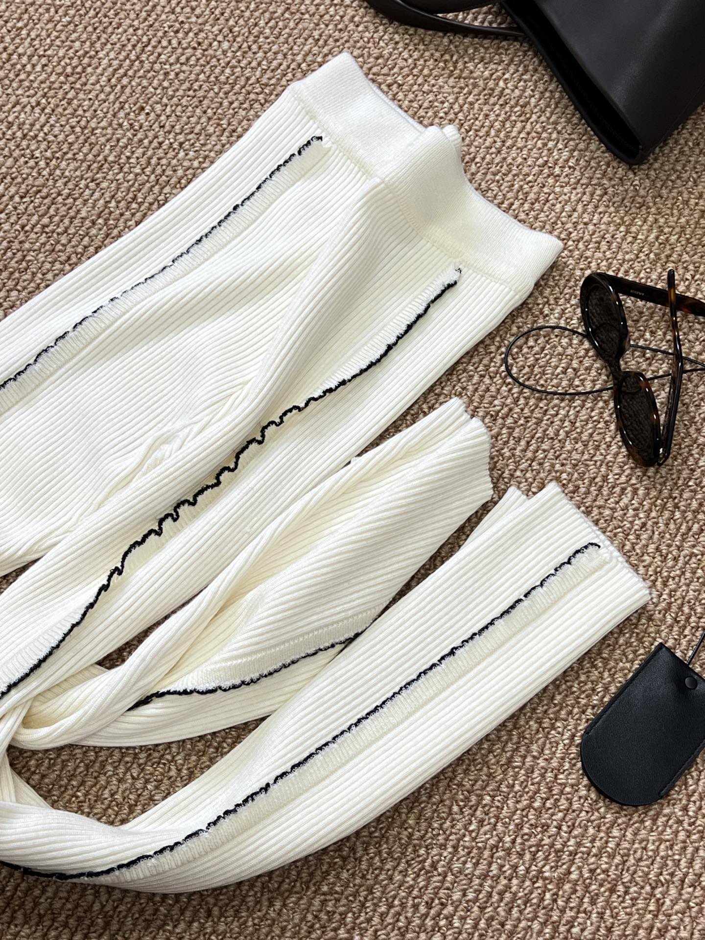 NO:314147,New autumn and winter French lazy knitted pants, 100% wool ingredients, warm and slimming pants, are essential items to create French lazy!  The thin vertical pit strips are beautiful and slim. The curve of the black ears on the side of the pants was 4 times before it was adjusted to the best position. It not only increases the design sense and makes the legs look slimmer. Our wool is made of sufficient materials to achieve a strong drooping feeling, and the French atmosphere is easy to grasp!  sizesml, alexander wang19860909秋冬新品法式慵懒针织裤 百分百羊毛成分 保暖显瘦神裤 是营造法式慵懒的必备单品！细细的竖坑条美观又显瘦 裤子侧面木耳边的弧度打版了4次才调到最佳位置不仅增加设计感更加显瘦显腿直.我们的羊毛用料足 达到超强垂感 法式氛围感轻松拿捏！ sizesml,,alexander wang,Women's clothing