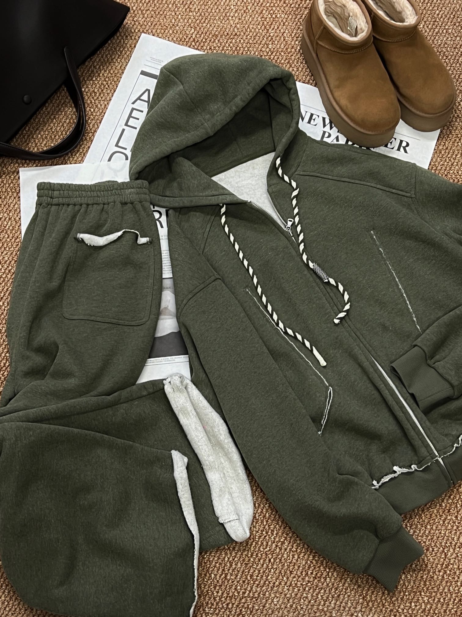 NO:314174,The new autumn and winter clothes are super good to wear and fleece casual suit. Select the combing machine to remove the fiber below 1cm of cotton fiber, and retain the longer and neat parts to make the suit tighter and warmer!  We simplify the style and are versatile and not picky. The lines of the tops but the trousers are designed with the breasted edges of this cloth, showing their high-end and uniqueness!  Take a autumn and winter suit to save the worries of dressing. I made three colors directly, which can be sweet or salty. Highly recommended!  sizesml pants, alexander wang19860909衣裤子秋冬新品超好穿加绒休闲套装甄选由精梳机移除棉纤维中1cm以下的纤维,保留较长并且整齐的部分 使得套装更加紧实保暖！版型上我们化繁为简 百搭不挑人 上衣可裤子的线条都采用本布毛边的设计 尽显高级独特！拿捏秋冬的套装 省去穿搭的烦恼 直接做了三色 可甜可盐 强烈推荐！ sizesml 裤,,alexander wang,Women's clothing