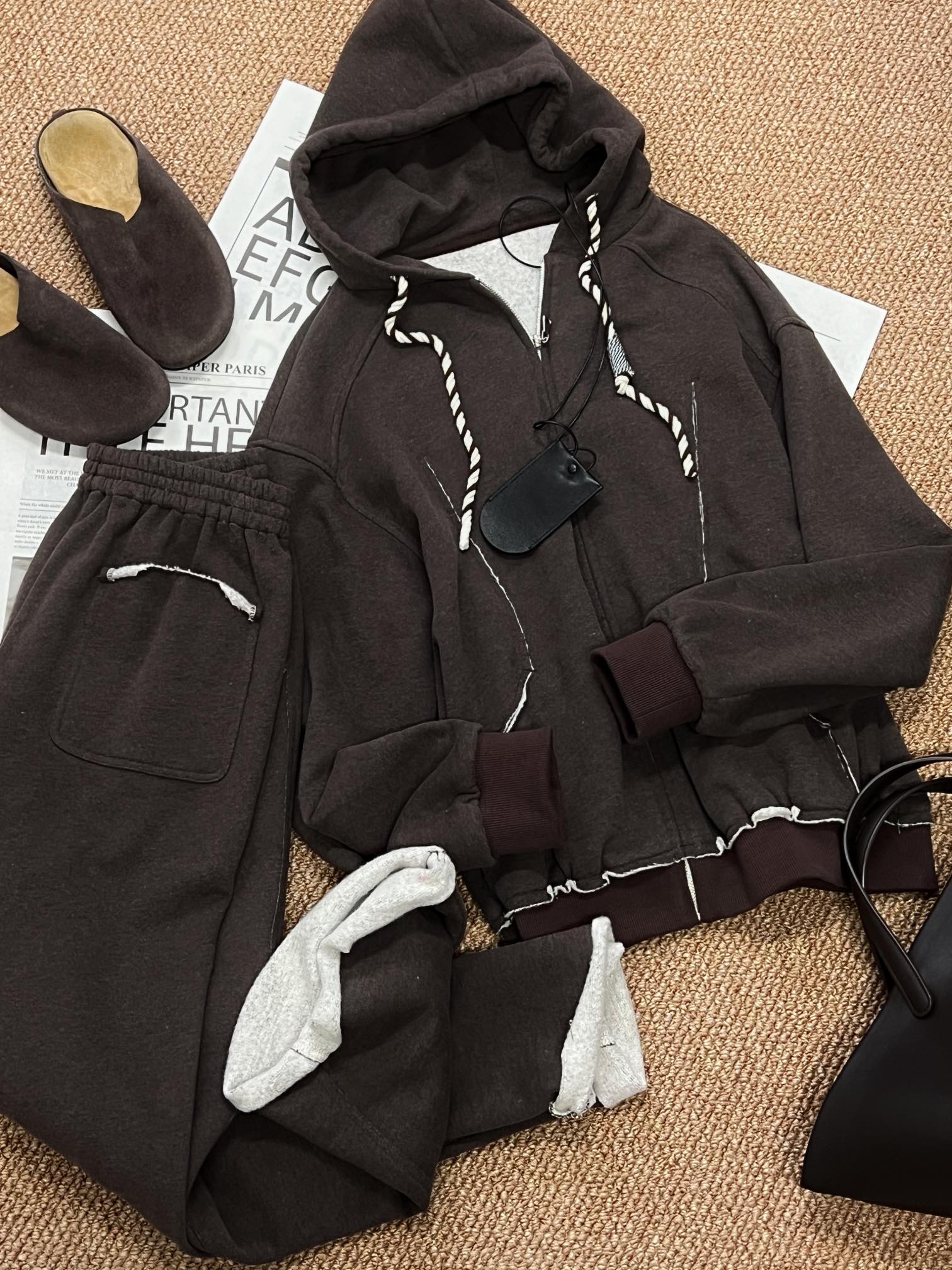 NO:314148,The new autumn and winter clothes are super good to wear and fleece casual suit. Select the combing machine to remove the fiber below 1cm of cotton fiber, and retain the longer and neat parts to make the suit tighter and warmer!  We simplify the style and are versatile and not picky. The lines of the tops but the trousers are designed with the breasted edges of this cloth, showing their high-end and uniqueness!  Take a autumn and winter suit to save the worries of dressing. I made three colors directly, which can be sweet or salty. Highly recommended!  sizesml, alexander wang19860909衣裤子秋冬新品超好穿加绒休闲套装甄选由精梳机移除棉纤维中1cm以下的纤维,保留较长并且整齐的部分 使得套装更加紧实保暖！版型上我们化繁为简 百搭不挑人 上衣可裤子的线条都采用本布毛边的设计 尽显高级独特！拿捏秋冬的套装 省去穿搭的烦恼 直接做了三色 可甜可盐 强烈推荐！ sizesml,,alexander wang,Women's clothing