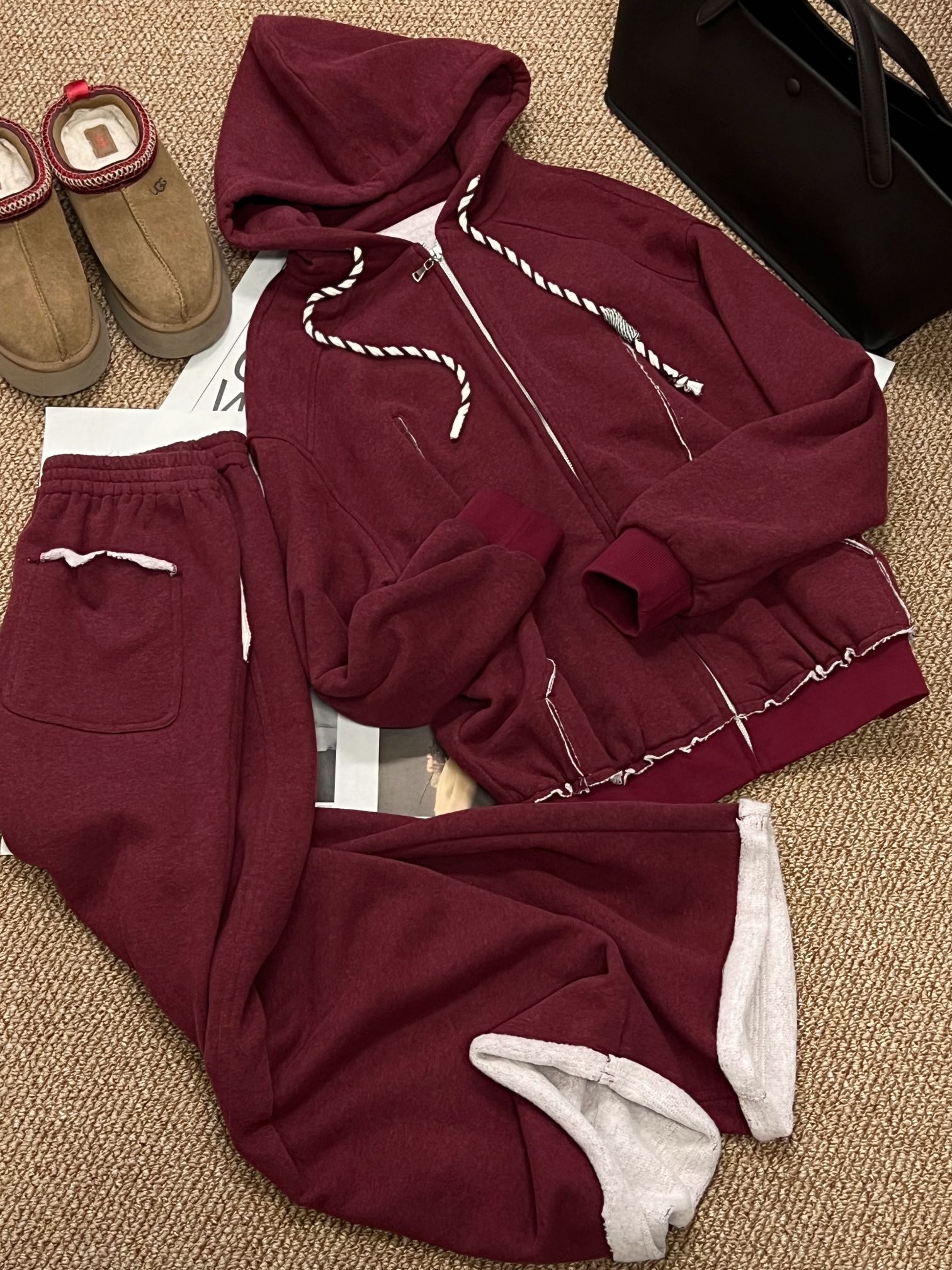 NO:314151,Clothes and pants [SIZE] The new autumn and winter products are super good to wear and fleece casual suit. Select the fiber below 1cm of cotton fibers by the combing machine, and retain the longer and neat parts to make the suit tighter and warmer!  We simplify the style and are versatile and not picky. The lines of the tops but the trousers are designed with the breasted edges of this cloth, showing their high-end and uniqueness!  Take a autumn and winter suit to save the worries of dressing. I made three colors directly, which can be sweet or salty. Highly recommended!  sizesml, alexander wang19860909衣裤子【SIZE】秋冬新品超好穿加绒休闲套装甄选由精梳机移除棉纤维中1cm以下的纤维,保留较长并且整齐的部分 使得套装更加紧实保暖！版型上我们化繁为简 百搭不挑人 上衣可裤子的线条都采用本布毛边的设计 尽显高级独特！拿捏秋冬的套装 省去穿搭的烦恼 直接做了三色 可甜可盐 强烈推荐！ sizesml,,alexander wang,Women's clothing