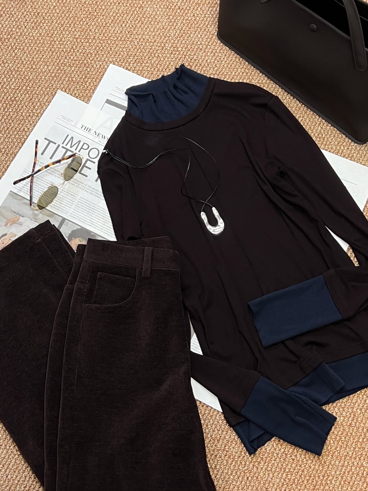 NO:314154,New autumn and winter products are color-blocked, and the fun of dressing is easy to grasp!  The unique season of layering in autumn and winter is the contrast between the hem of the collar and the clothes, making the colors richer, and the effect of layering without being bloated. The material of Tiansi wool is huge, comfortable, delicate, soft and warm, and the addition of wool adds warm attributes!  The line design was made on the central axis of the base, which made it more visually tightened and made it look thinner!  The spliced ​​cuffs have been extended and stacked on the wrists, which makes them feel very ambience!  Full of design sense, super versatile and practical!  sizesml, alexander wang19860909秋冬新品拼色打底 穿搭乐趣轻松拿捏！秋冬的专属于叠穿的季节 领子神口下摆与衣服的撞色 让色彩更丰富 既有叠穿的效果又不显臃肿.天丝羊毛的材质 上身巨巨巨巨舒适细腻又软暖,羊毛的加入更是增添了保暖属性！在打底的中轴线上做了线条设计 更是在视觉收紧更显纤细！拼接的袖口更是做了加长处理 堆在手腕上 超有氛围感！满满设计感打底 超级百搭实穿！ sizesml,,alexander wang,Women's clothing