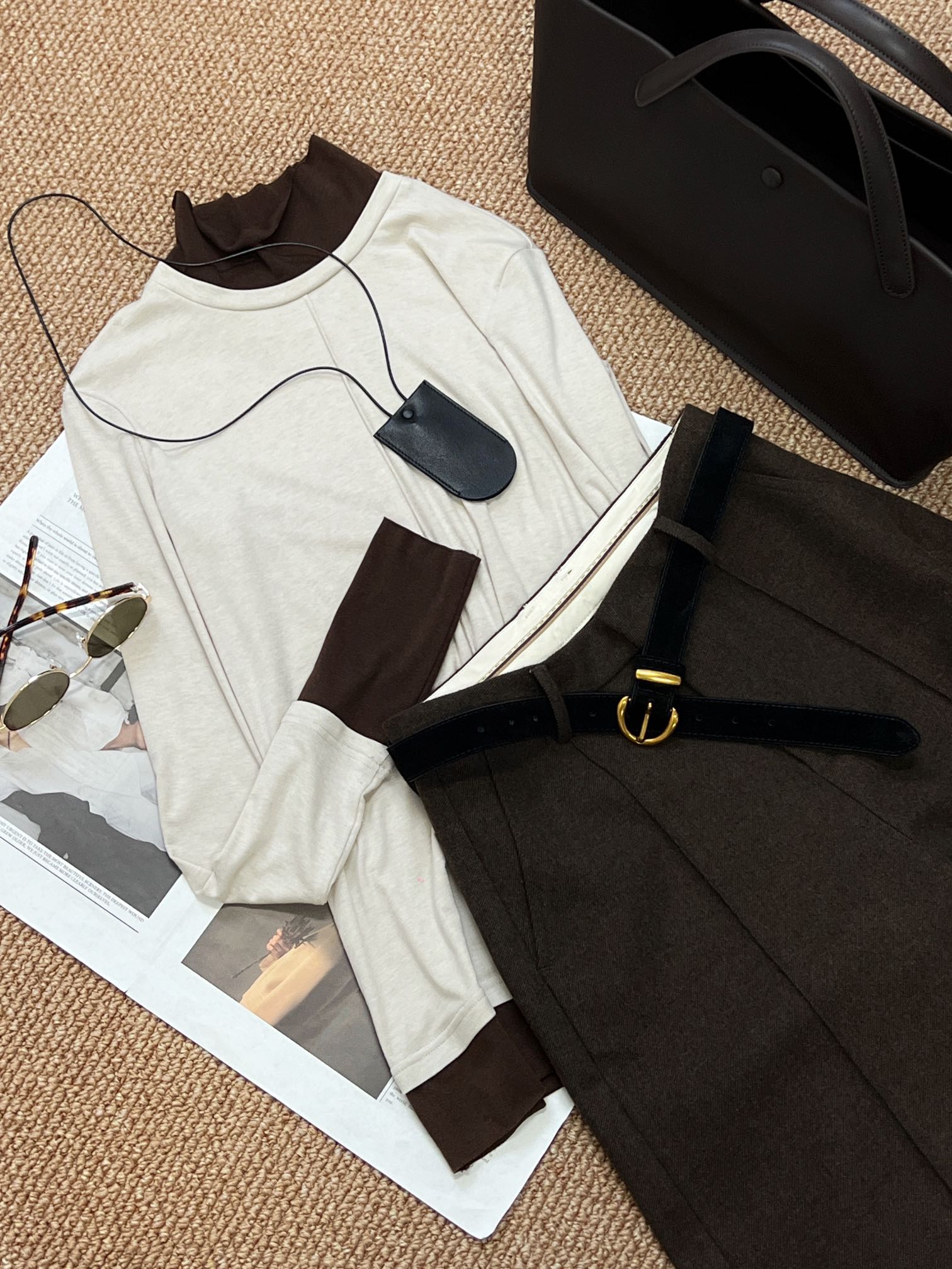 NO:314157,New autumn and winter products are color-blocked, and the fun of dressing is easy to grasp!  The unique season of layering in autumn and winter is the contrast between the hem of the collar and the clothes, making the colors richer, and the effect of layering without being bloated. The material of Tiansi wool is huge, comfortable, delicate, soft and warm, and the addition of wool adds warm attributes!  The line design was made on the central axis of the base, which made it more visually tightened and made it look thinner!  The spliced ​​cuffs have been extended and stacked on the wrists, which makes them feel very ambience!  Full of design sense, super versatile and practical!  sizesml, alexander wang19860909秋冬新品拼色打底 穿搭乐趣轻松拿捏！秋冬的专属于叠穿的季节 领子神口下摆与衣服的撞色 让色彩更丰富 既有叠穿的效果又不显臃肿.天丝羊毛的材质 上身巨巨巨巨舒适细腻又软暖,羊毛的加入更是增添了保暖属性！在打底的中轴线上做了线条设计 更是在视觉收紧更显纤细！拼接的袖口更是做了加长处理 堆在手腕上 超有氛围感！满满设计感打底 超级百搭实穿！ sizesml,,alexander wang,Women's clothing