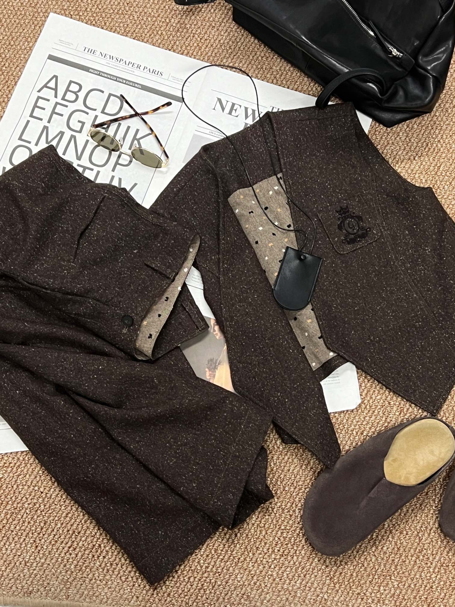 NO:314160,Tops and pants in autumn and winter new products are super high-quality minimalist suits. Vest trousers!  The fabric is controlled by ecstasy, the entire set of fabrics is selected from high-quality wool silk, with a wool content of 98, thick and warm, and the weaving process makes the brown more advanced and rich!  The lining not only contains hemp ingredients, but also has very complex craftsmanship. Every colorful dot in the design is woven. This craft is more expensive than ordinary fabrics!  The whole set exudes a high-end old money style, restrained and textured!  The unique magnetic buckle design of the vest seems to be there and is more fashionable than the ordinary vest... sizesml, real silk, alexander wang19860909上衣裤子秋冬新品超高品质极简套装.马甲西裤！面料控狂喜,整个套装面料是甄选优质羊毛真丝,羊毛含量98 厚实保暖 色织工艺 让棕色更加高级丰富！内衬不仅含有汉麻成分,工艺也是非常繁复,每一个设计的彩色点点都是织上去的 这样的工艺都比普通面料要贵！整套散发着高级老钱风 内敛而有质感！马甲独特的磁吸暗扣设计 似有似无 比普通马甲更多了一份时髦… sizesml,,real silk,alexander wang,Women's clothing