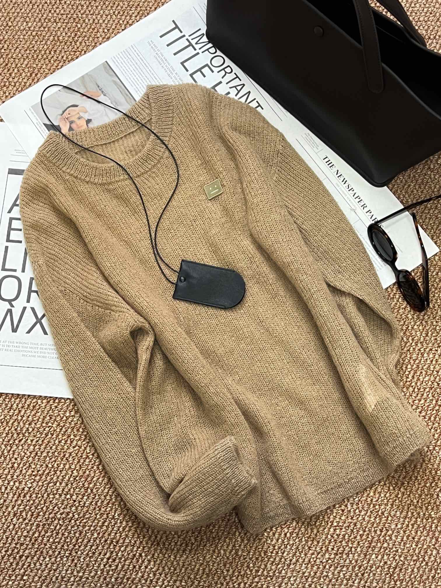 NO:314165,New Lazy Mahair Sweater in Autumn and Winter has a sense of atmosphere!  Soft and soft feel, whoever wears it looks good!  The texture of the yarn is visible to the naked eye!  The unique luster of mohair is as if it comes with a soft light filter, which is quite tolerant to the figure. Everyone can easily control the thin texture. The upper body is light, fashionable and casual, lazy and relaxed!  sizesml, sweaters,alexander wang19860909秋冬新品慵懒马海毛毛衣 自带氛围感！软软糯糯的手感 谁穿谁好看！纱线的质感肉眼可见！马海毛独特的光泽 仿若自带柔光滤镜宽松版型对身材相当包容 人人都能轻松驾驭轻薄质感 上身轻盈 时髦又随性 慵懒松弛信手拈来！ sizesml,,sweaters,alexander wang,Women's clothing