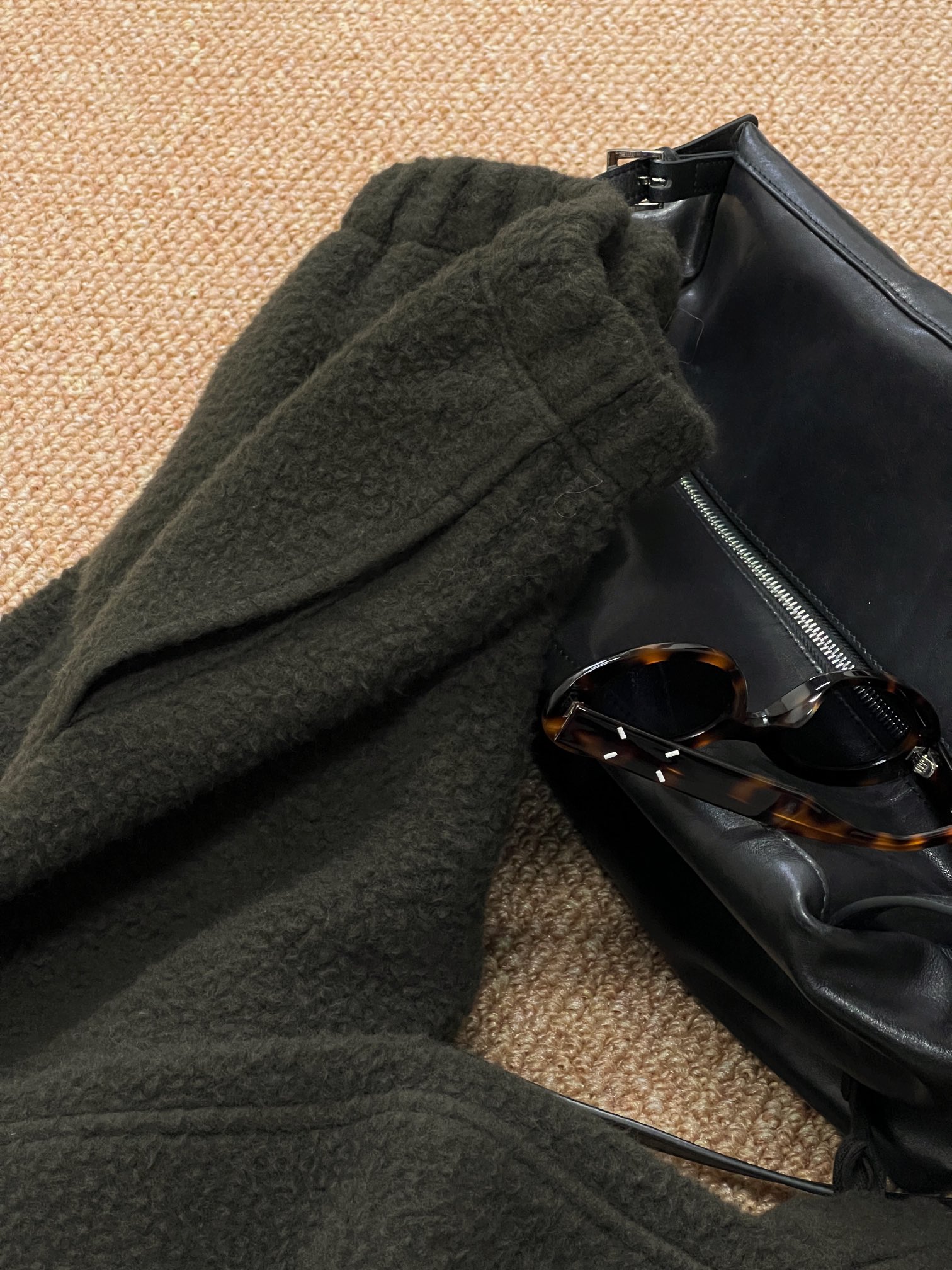 NO:314162,New autumn and winter super warm wool pants!  Selected imported wool fabric, thick and wind-resistant, very soft and glutinous, and has a furry texture!  It's completely different from the kind of chemical fibers in the market!  The wool texture is full of real amount, and it is unambiguous. Only imported fabrics can make this kind of knitted!  Loose style, elastic waist, versatile and slimming!  Ties with drawstrings, tie or open, two different styles of trousers, two wears, fashionable and versatile!  Cream White·Ancra Red·Wild Fern Green Three Most Popular Colors This Year All Arranged Sizesml,,alexander Wang19860909秋冬新品超保暖羊毛裤！甄选进口羊毛面料 厚实抗风 手感非常软糯 毛茸茸的肌理感！和市场那种化纤完全不是一回事！羊毛质感满满用量真实 不含糊 只有进口面料才会做这种针织！宽松版型 松紧腰头 百搭显瘦！裤脚抽绳 系上or打开 两种不同风格一裤两穿 时髦百变！奶油白·安克拉红·野蕨绿 今年最火的三个颜色 一次性全部安排 sizesml,,alexander wang,Women's clothing