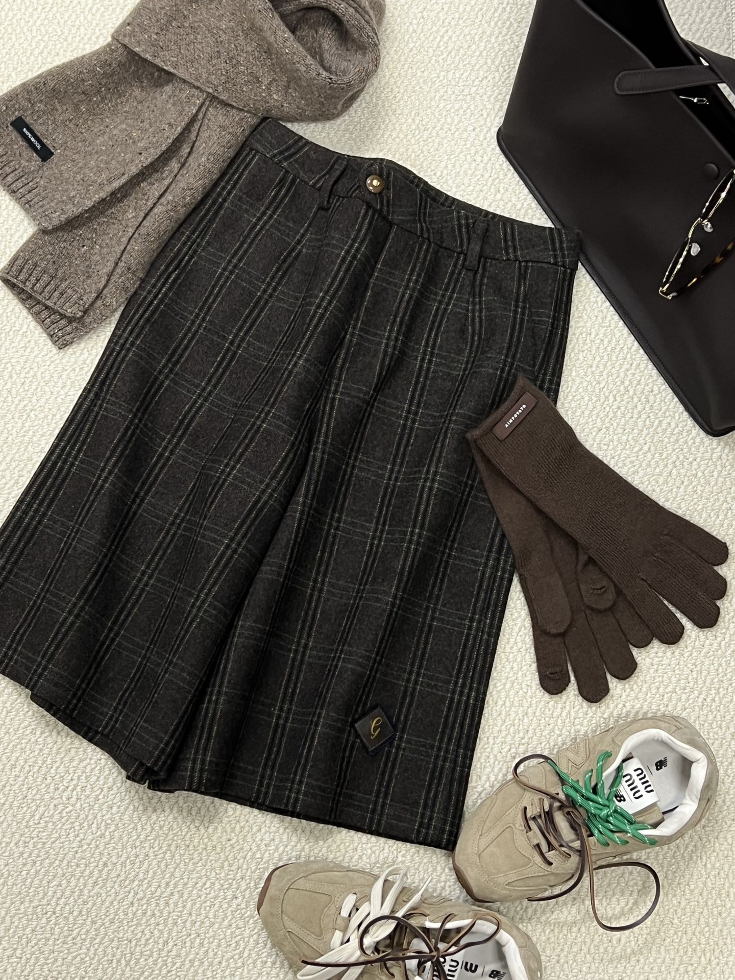 NO:314156,New Korean wool plaid mid-trouser trousers in autumn and winter ~ Super beautiful retro tone, very high-end plaid wool trousers in brown and green color matching, high-end and full without losing playfulness, brown tones with the warmth of autumn and winter, green plaid reveals a retro style... A-shaped style, wide hips, length just covers the thick thighs, slimming effect Max!  Mixed buckle retro patch embroidery full of details Exclusive design ~ sizesml,,alexander wang19860909秋冬新品韩系羊毛呢格纹中裤～超美的复古调调 非常高级的格子羊毛呢裤 棕绿的颜色搭配 高级满满又不失俏皮 棕色调带着秋冬的温暖 绿色格纹又透漏着复古风情…A字版型 遮胯宽 长度刚好遮住大腿粗的部分 显瘦效果Max！混搭扣复古贴布绣 细节满满 独家设计～ sizesml,,alexander wang,Women's clothing
