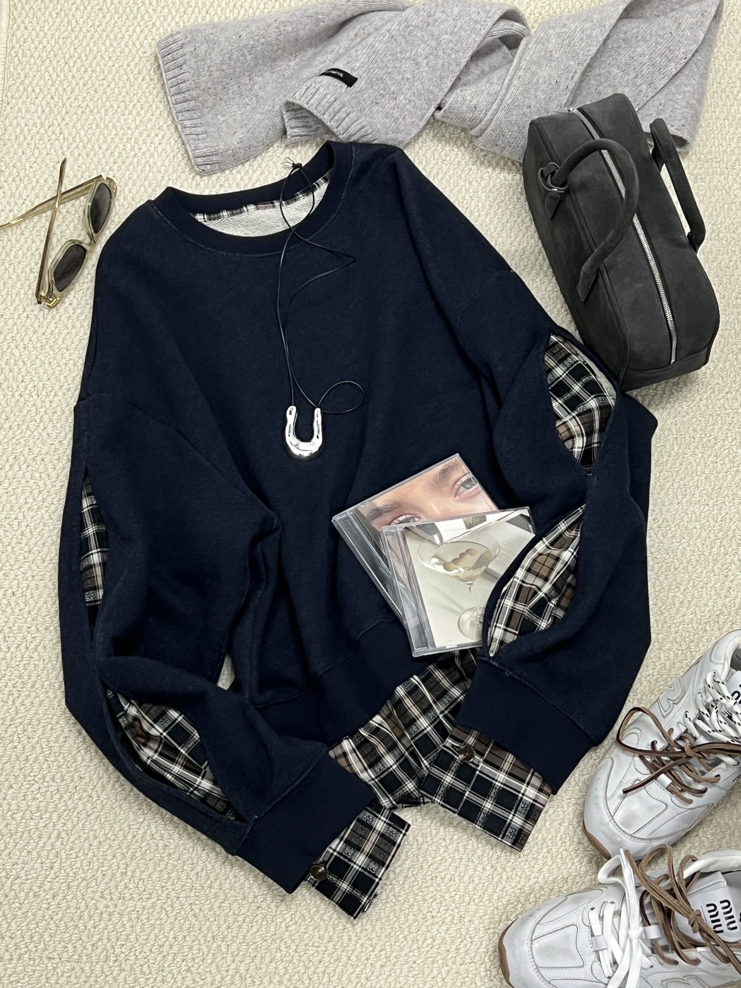 NO:314153,Top, skirt, autumn and winter new product fake two-piece sweatshirt spliced ​​shirt!  The new style of Paid Le does not need to be worn very bloated, so you can create a retro American fashionable feeling, a classic round neck and loose style with a skirt. Lazy outfits don’t need to be bothered with. The splicing design of the opening of the sleeves and the splicing of the skirt and the splicing of the skirt can resolve the problem of insufficient fashionableness and bring interesting styling to the overall design!  Offset printing behind the sweatshirts makes it look more American retro~ sizesml, hoodie, sweatshirts, skirts, shirts, alexander wang19860909上衣半裙秋冬新品假两件卫衣拼接衬衫！叠叠乐新款 不需要穿的很臃肿 就可以打造复古美式时髦感,经典圆领、宽松版型 搭配半裙 懒人穿搭无需费心搭配.袖筒的开口与衬衫拼接设计以及半裙开叉处的拼接,化解穿搭时髦度不够的难题 为整体设计带来趣味造型感！卫衣背后胶印 更显美式复古～ sizesml,,hoodie,sweatshirts,skirts,shirts,alexander wang,Women's clothing