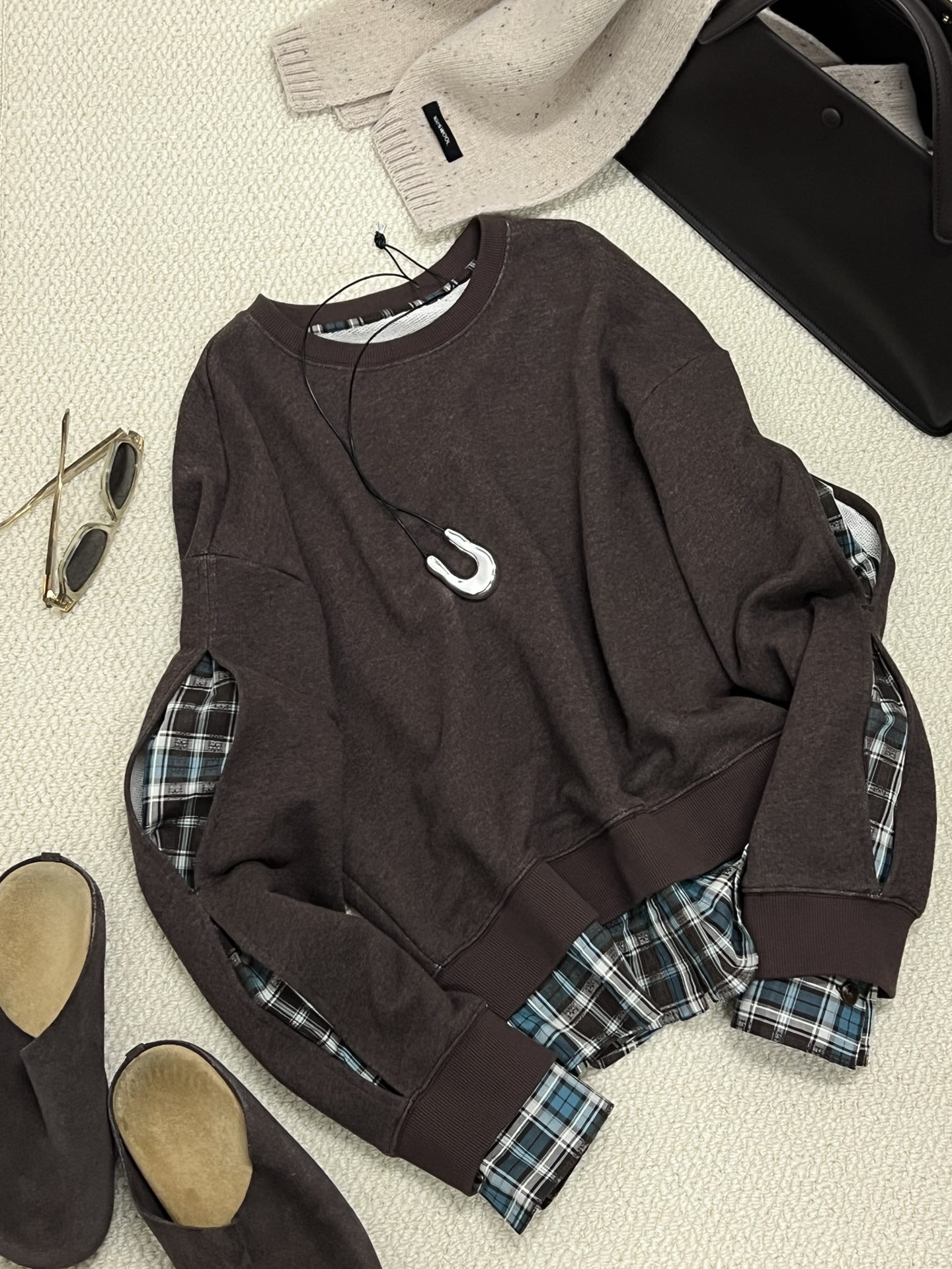 NO:314150,p top 310 skirt autumn and winter new product fake two-piece sweatshirt splicing shirt!  The new style of Paid Le does not need to be worn very bloated, so you can create a retro American fashionable feeling, a classic round neck and loose style with a skirt. Lazy outfits don’t need to be bothered with. The splicing design of the opening of the sleeves and the splicing of the skirt and the splicing of the skirt can resolve the problem of insufficient fashionableness and bring interesting styling to the overall design!  Offset printing behind the sweatshirts makes it look more American retro~ sizesml, hoodie, sweatshirts, skirts, shirts, alexander wang19860909p上衣310半裙秋冬新品假两件卫衣拼接衬衫！叠叠乐新款 不需要穿的很臃肿 就可以打造复古美式时髦感,经典圆领、宽松版型 搭配半裙 懒人穿搭无需费心搭配.袖筒的开口与衬衫拼接设计以及半裙开叉处的拼接,化解穿搭时髦度不够的难题 为整体设计带来趣味造型感！卫衣背后胶印 更显美式复古～ sizesml,,hoodie,sweatshirts,skirts,shirts,alexander wang,Women's clothing