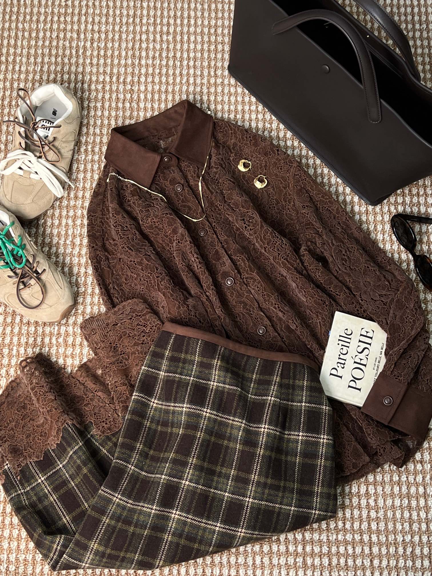 NO:316637,The ultimate beauty of renewed sexy and complexity in winter is synonymous with elegance and romance. This velvet lace shirt is dreamy and vague. The classic and fashionable elements that never go out of date highlight the character of quality. Whether it is worn alone or under the base, it shows its retro and old sense of money. The whole winter is not monotonous because of it. sizesml,,shirts,alexander wang19860909冬日焕新性感与繁复的极致之美,优雅浪漫的代名词.这件丝绒蕾丝衬衫如梦似幻,隐约朦胧.永不过时的经典时髦元素,凸显品质感的性格.这件不论单穿叠穿 还是打底穿,都很好的展现了它的复古老钱感,整个冬季因它而不单调. sizesml,,shirts,alexander wang,Women's clothing