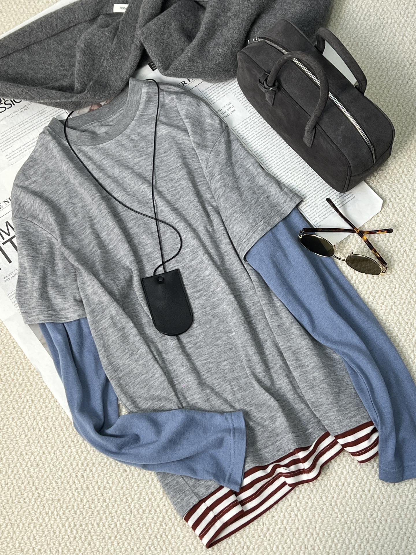 NO:316643,New autumn and winter ultra-fine wool contrasting base shirt!  Simple base has its own unique style. Fabric control is a must-have!  100% ultra-fine wool, the upper body is very skin-friendly, the feel is very soft and delicate, and the upper body is very drooping!  Loose style, shoulder-falling design, and casual and lazy!  Bold contrasting colors, illuminate the cleverness of dressing, and you can be outstanding in single wear and layering. You can be casual or lazy. You can be versatile and practical wear and fashionable and lasting online!  sizesml, alexander wang19860909秋冬新品超细羊毛撞色打底衫！简约打底自有乾坤 面料控必入款！百分百超细羊毛 上身特别亲肤 手感十分柔软细腻 弹性好 上身超有垂感！宽松版型 落肩设计 穿出随性慵懒感！大胆撞色 点亮穿搭巧思,单穿叠穿皆出彩 可随性可慵懒 百搭实穿兼备时髦持久在线！ sizesml,,alexander wang,Women's clothing