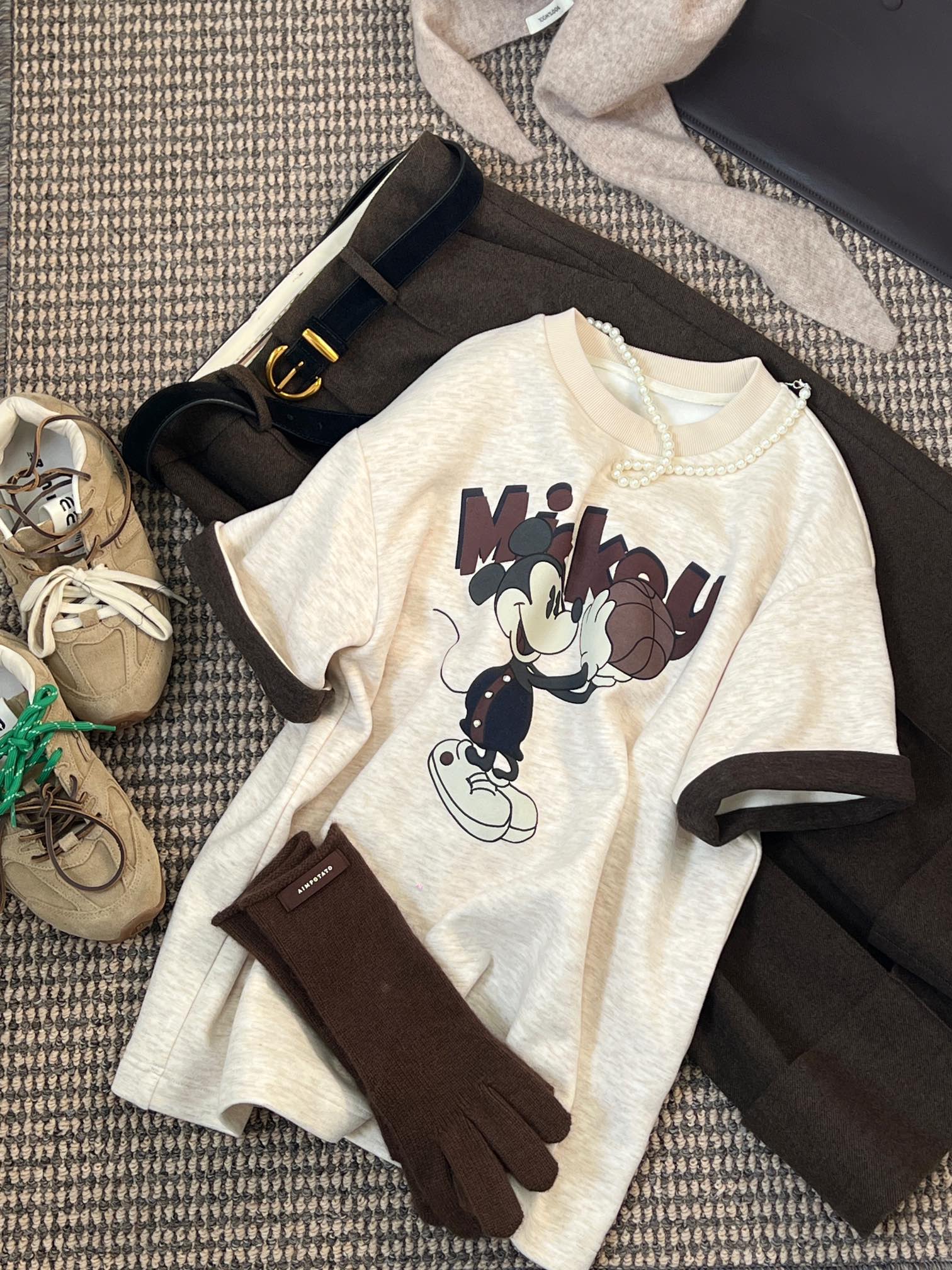 NO:315497,New autumn and winter products, super cute Mickey Mouse short-sleeved sweatshirt is huge and comfortable, with thin velvet inside, making the upper body more skin-friendly and soft, with a crisp shoulder style that can cover the flesh well!  Retro cartoon prints with pearls, playful, age-reducing and textured, the pearls are hand-sewn and will not fall off. The pearl decoration with the collar is sweet and cool!  Removable design of pearl decoration Super convenient sizesml, hoodie, sweatshirts, T-shirt, alexander wang19860909秋冬新品 超可爱米老鼠短袖卫衣巨巨巨舒适 内里加薄绒 上身更亲肤软糯 正肩挺括版型 能很好的遮住肉肉！复古卡通印花搭配珍珠 俏皮减龄又有质感,珍珠都是手工缝制的不会掉.领口搭配的珍珠装饰 拿捏甜酷风！珍珠装饰的可拆卸设计 超级方便 sizesml,,hoodie,sweatshirts,T-shirt,alexander wang,Women's clothing